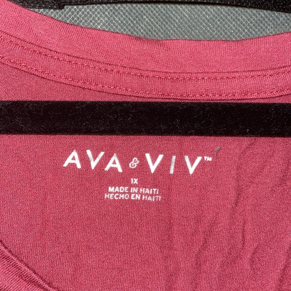 Red year-round vibe super comfort Tee - Picture 3 of 4